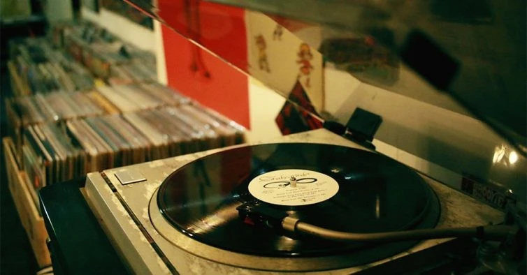 The Vinyl Revival: The Return of the Classic Music Experience