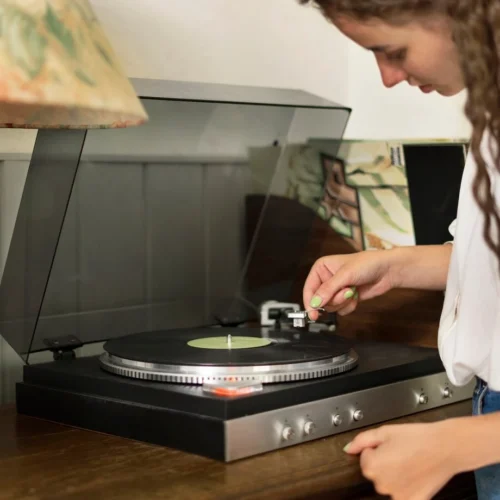 The Vinyl Revival: The Return of the Classic Music Experience